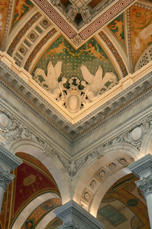 两个天使和其他装饰天花板的富丽堂皇的艺术品