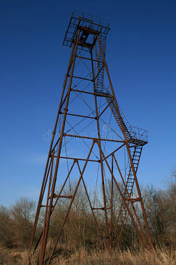 旧的生锈的石油井架