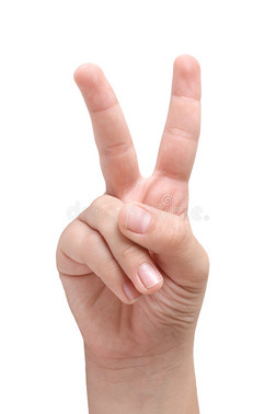 孩子的手伸出两根手指