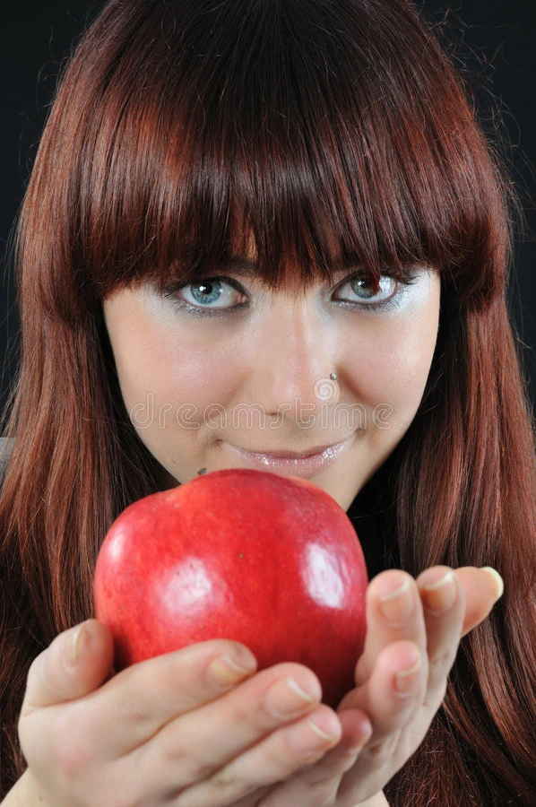 美女献红苹果