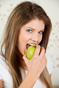 美女在吃青苹果