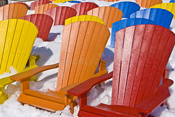 雪地里的彩色座椅