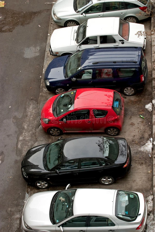 不同的车停在一条停车线上