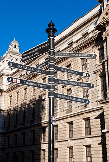 指示伦敦地标的标志