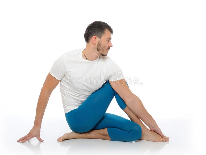 帅气活泼的男子做瑜伽健身姿势