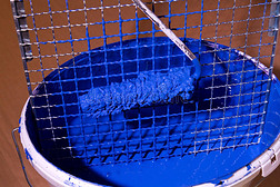 桶里的蓝色颜料