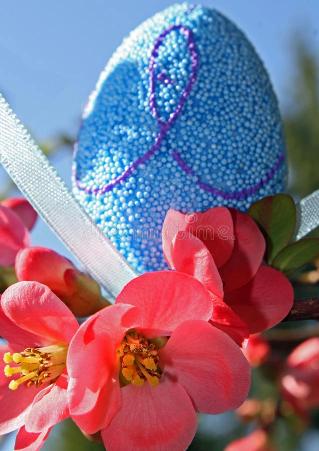 蓝色复活节彩蛋和红色花朵在春天盛开
