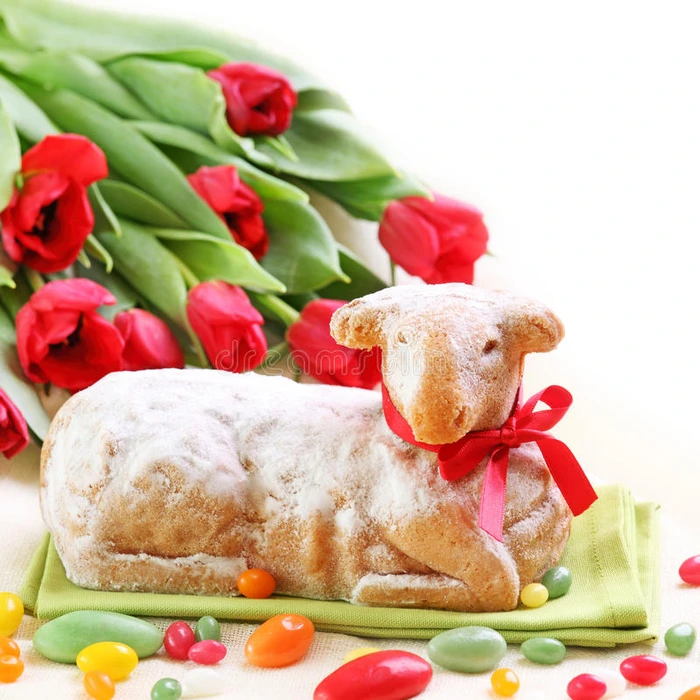 复活节羔羊蛋糕和红郁金香