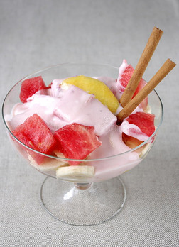 酸奶水果沙拉西瓜香蕉桃