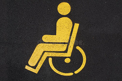 残疾人停车场。路标
