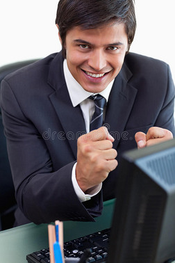 一个满意的商人用电脑工作的画像