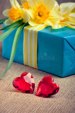 两颗红色玻璃心，带礼品盒和鲜花