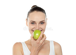 美女吃鲜榨青苹果