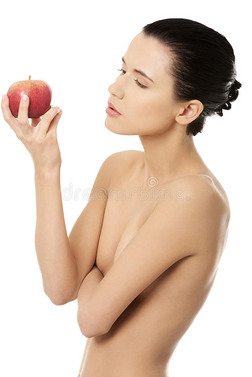 拿着红苹果的美女。