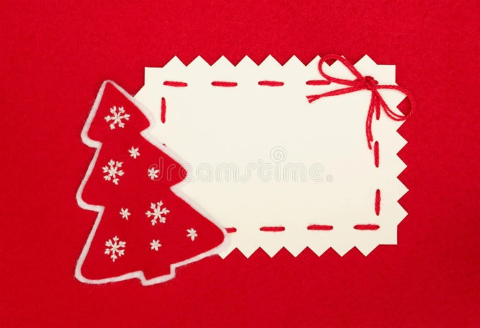 红色圣诞明信片和新年树