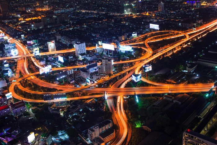 城市夜景与交通车辆照明