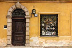 旧城典型的门窗。华沙。波兰