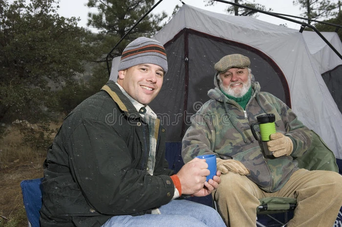 快乐的男人野营时喝咖啡