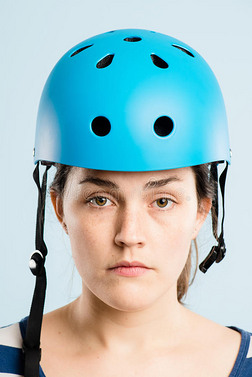 风趣女子戴自行车头盔写真人物高清晰度