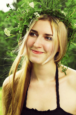 夏日森林里微笑的美丽女孩