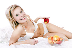 一位金发美女抱着苹果的床。
