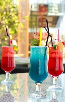 夏日红蓝水果鸡尾酒.