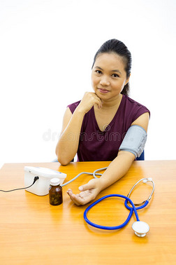 对自己的血压测试满意的女人
