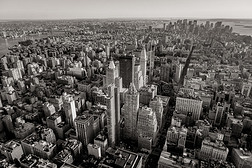 纽约城市景观的黑白鸟瞰图