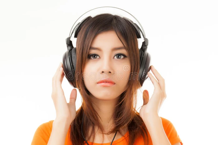 亚洲女人和耳机