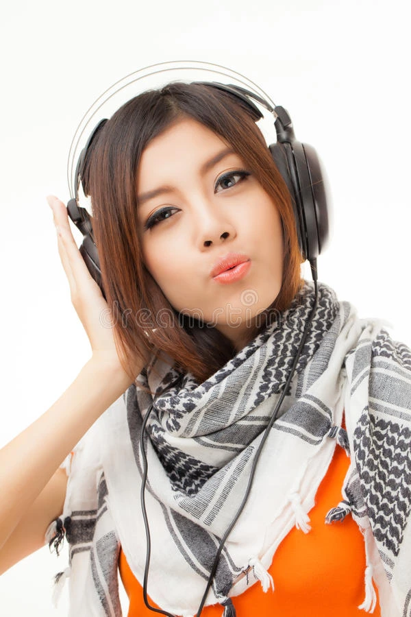 亚洲女人和耳机