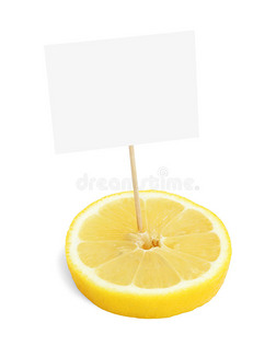 一块新鲜的柠檬，上面有空白的纸板信息标签
