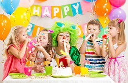 孩子和小丑庆祝生日聚会