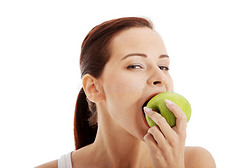 吃苹果的美女。