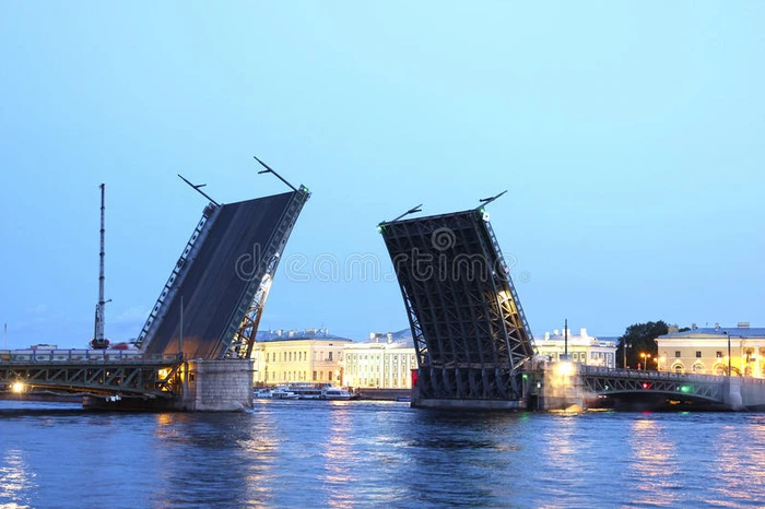 白夜灯下的圣彼得堡吊桥