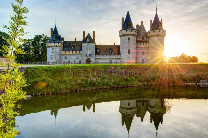 日落时分的法国卢瓦尔河畔苏利城堡