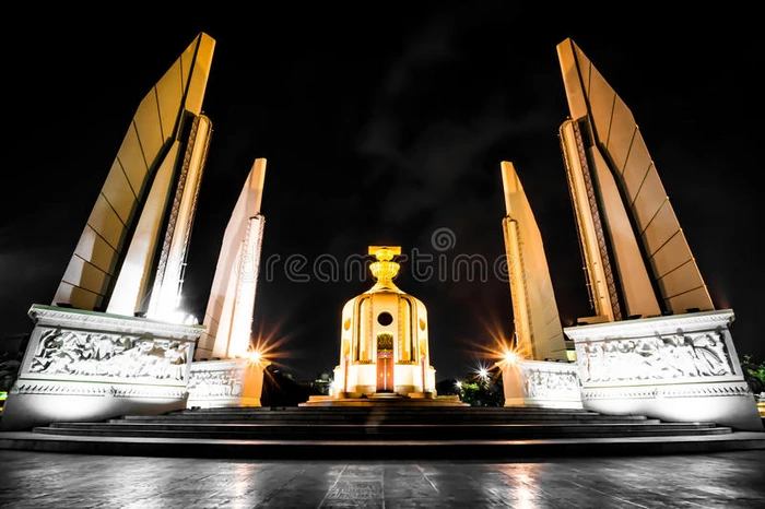 泰国曼谷民主纪念碑夜景