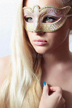 嘉年华中美丽的金发女郎面具. 女孩。美容与时尚
