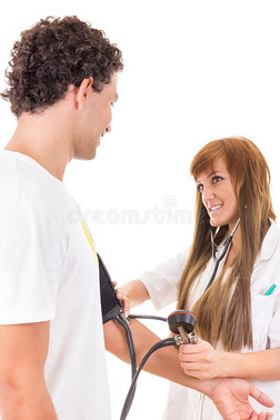 微笑的护士或医生测量一个满意的病人的血压