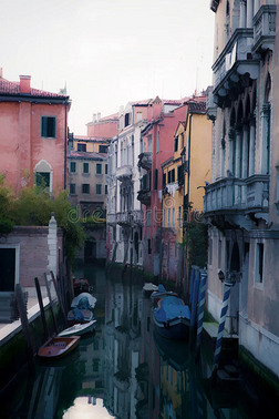 威尼斯小运河油画风格图
