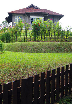 有梯田花园和篱笆的旧石头房子