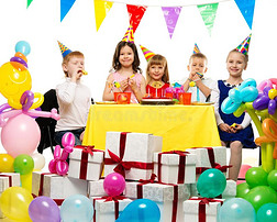 一群孩子在庆祝生日