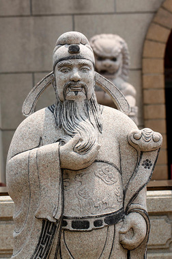 中国神像和狮子雕塑。