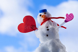 小圣诞快乐雪人红心户外爱情象征。冬天。