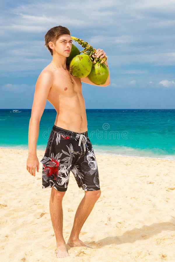 假日阳光明媚的夏日阳光明媚阳光下快乐帅气的年轻男性沙滩微笑着对着镜头去
