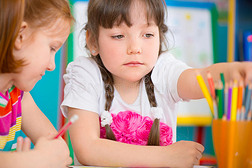 两个小女孩在幼儿园画画