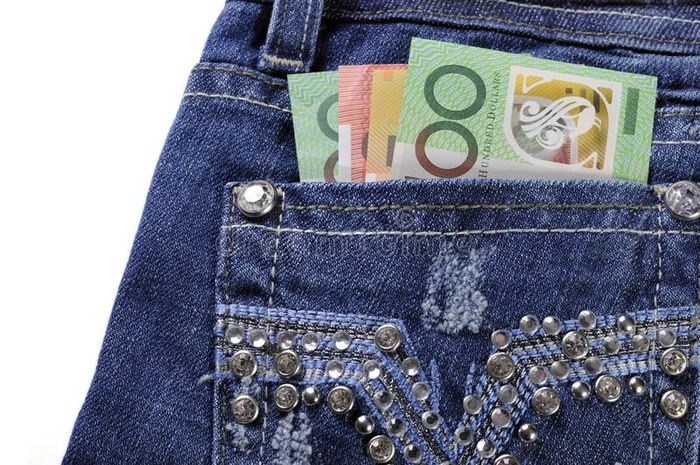澳大利亚人的钱在后面口袋的女士牛仔裤与复制空间