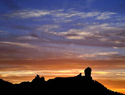 夜幕降临时，大加那利岛的罗克努布洛自然公园多云的天空