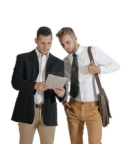 两位年轻帅气的商人在数码平板电脑上工作