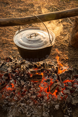 生火上的铸铁锅烧原木