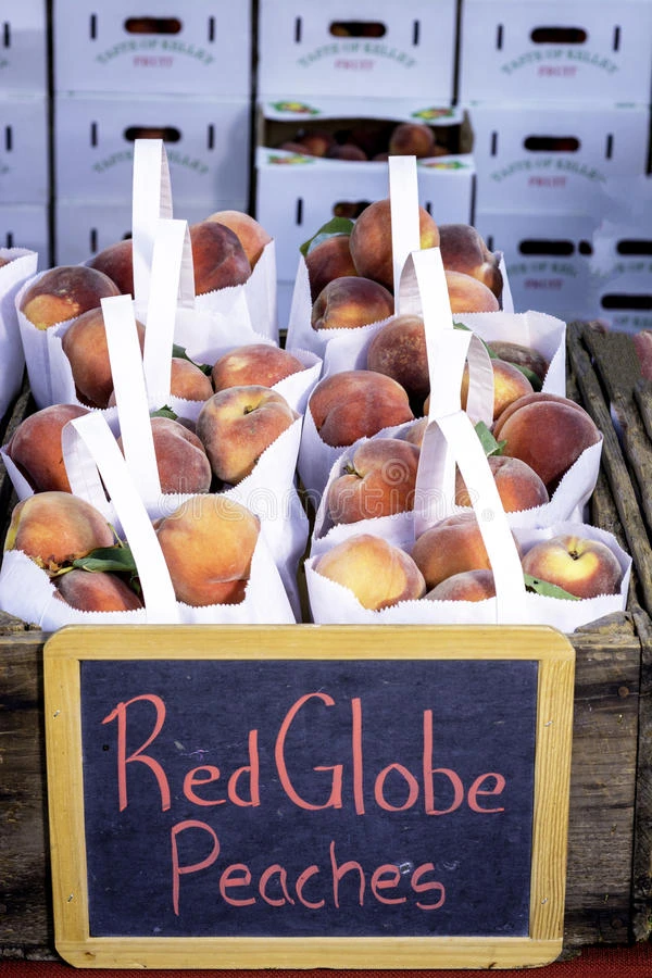 在农贸市场出售的桃子